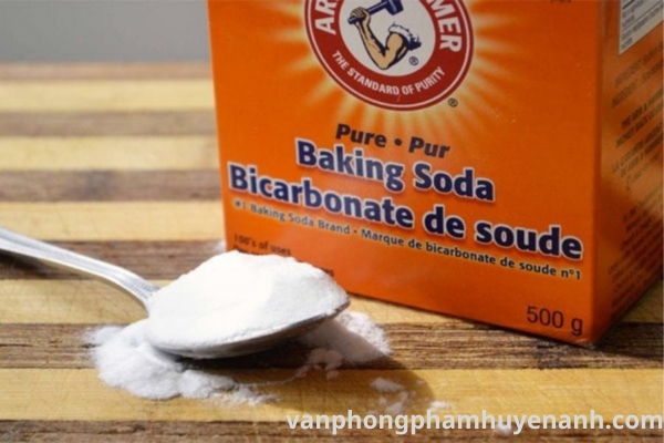 Tay-muc-but-bi-tren-giay-bang-baking-soda