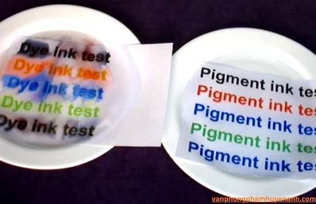 Mực Pigment bám chắc trên bề mặt giấy, mực Dye dễ bị lem khi tiếp xúc với nước