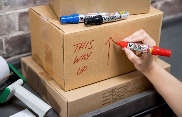 Sử dụng bút lông dầu để ghi thông tin và đánh dấu trên thùng carton