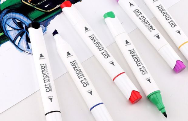 Bút marker đa dạng màu sắc, được sử dụng phổ biến trong hội họa và thiết kế