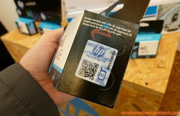 Tem hologram hoặc mã QR chống hàng giả trên hộp mực 