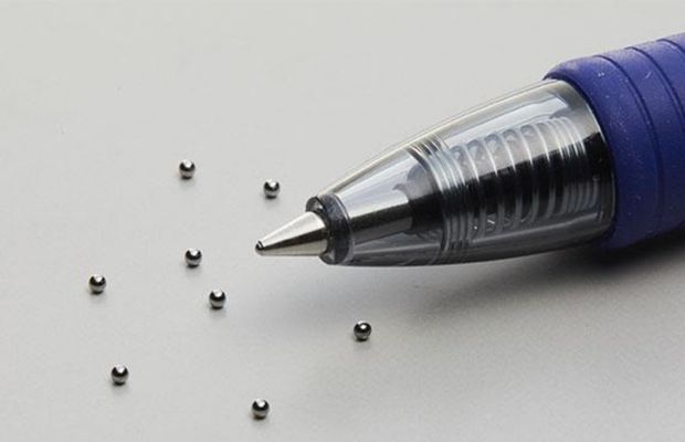Bút bị rơi, va đập khiến ngòi bút bị cong, móp hoặc viên bi lệch