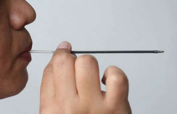 Thổi vào cuối ruột bút giúp tạo áp suất, hỗ trợ đẩy mực xuống đầu bi