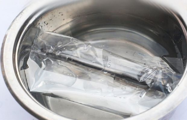 Ngâm bút vào nước nóng để làm mềm mực khô và hỗ trợ khắc phục tình trạng tắc mực