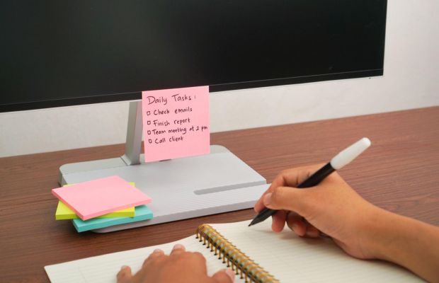 Sử dụng giấy note để lập danh sách công việc quản lý các nhiệm vụ hằng ngày