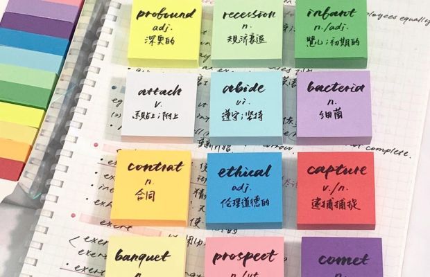 Sử dụng giấy note trong học tập giúp ghi nhớ từ vựng, tóm tắt kiến thức