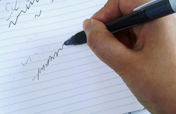 Bút bi bị tắc mực khiến nét viết không ra hoặc bị gián đoạn do mực khô