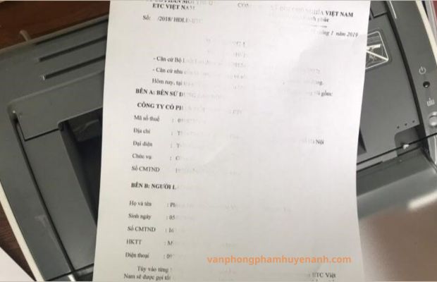 Máy in hết mực khiến bản in bị mờ, xuất hiện vệt trắng và làm gián đoạn công việc