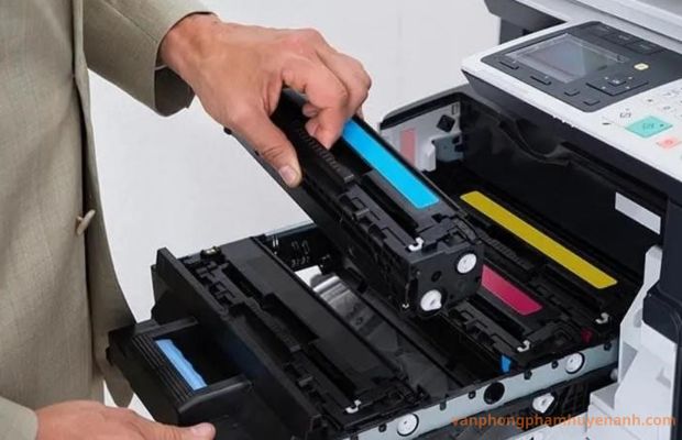 Lắc nhẹ hộp mực theo chiều ngang giúp phân bổ lượng mực còn lại, hỗ trợ in tạm thời