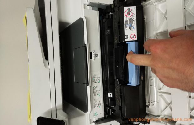 Quá trình tháo hộp mực cũ và lắp hộp mực mới trên máy in laser chỉ mất vài phút