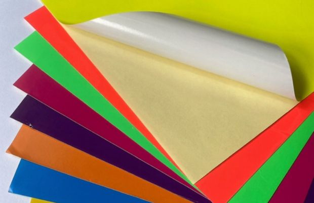 Giấy decal có tính ứng dụng cao, dễ dán và phù hợp với nhiều loại bề mặt khác nhau