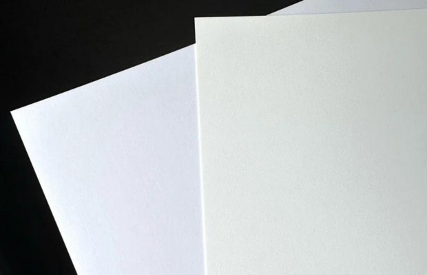 Double A và IK Plus cho thấy cả hai đều có độ trắng tốt, nhưng Double A nổi bật hơn về độ mịn