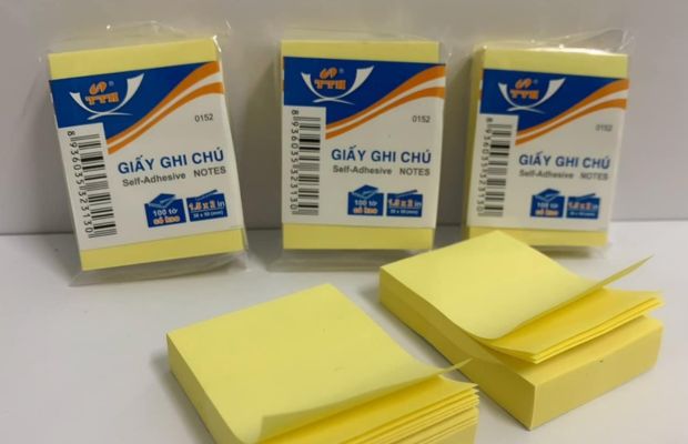 Giấy note vàng truyền thống phù hợp ghi chú nhanh và nhắc việc hằng ngày