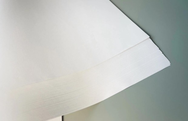 Giấy Double A nổi bật với độ mịn và độ cứng cao, trong khi Paper One ghi điểm nhờ độ trắng 