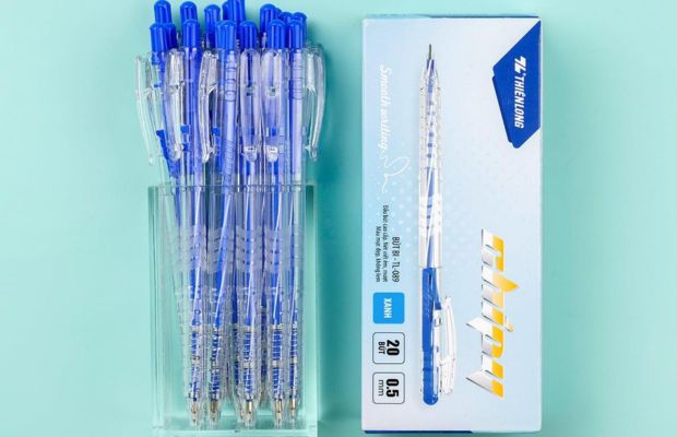 Bút bi xanh được đóng gói theo nhiều quy cách như hộp 10, 12, 20 hoặc 50 cây tùy từng thương hiệu