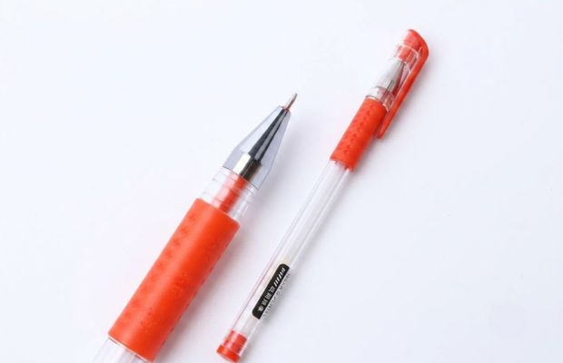 Ngòi bút bi nước với viên bi kim loại xoay tròn, giúp đưa mực gel từ ruột bút lên giấy khi viết