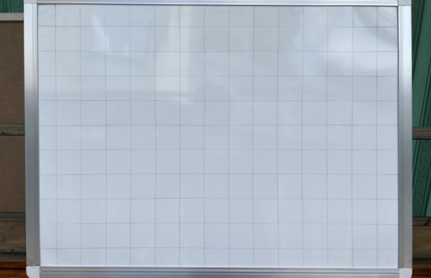 Kiểm tra bề mặt và khung nhôm giúp đánh giá độ hoàn thiện của bảng fooc mica trắng