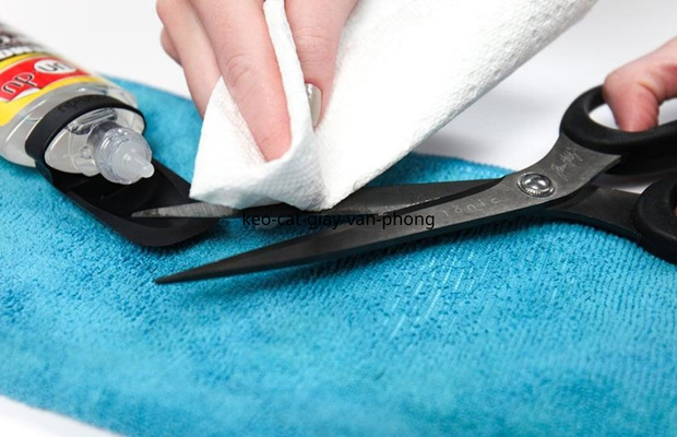 Lau sạch keo bám trên lưỡi giúp kéo hoạt động trơn tru và hạn chế xuống cấp
