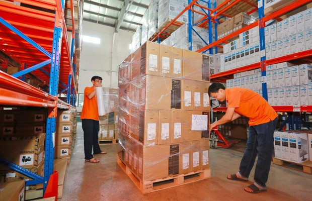 Màng PE giúp cố định hàng hóa trên pallet, hạn chế xê dịch