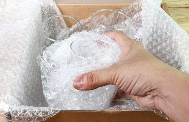 Xốp hơi tạo lớp đệm khí giúp giảm lực va đập và hạn chế hư hỏng cho hàng hóa dễ vỡ
